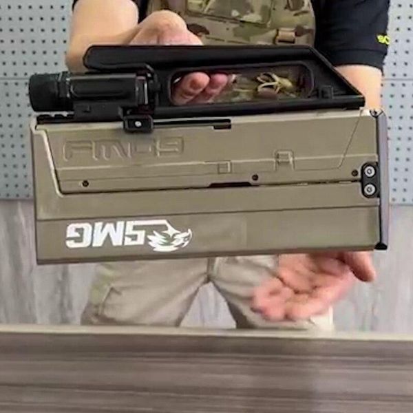 Игрушечный пистолет-пулемет FMG9 трансформер стреляет пластиковыми пульками с выбросом гильзы механический 124 фото